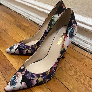 Floral GUESS pumps
